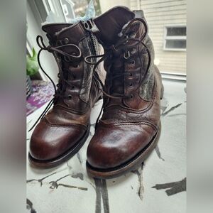 Size 9 1/2 Ugg ankle leather combat boots